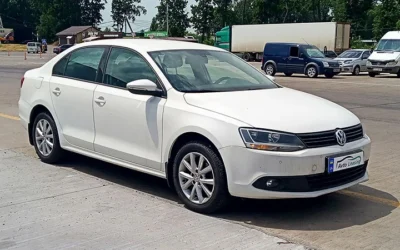 Volkswagen-Jetta-2012-(1)