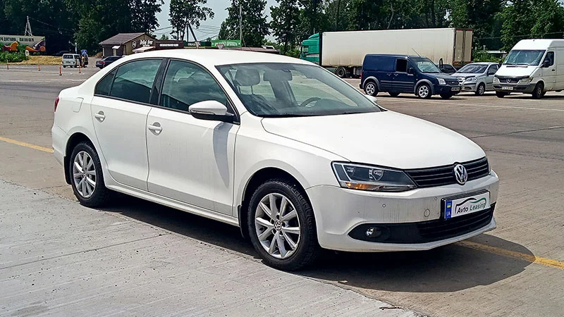 Volkswagen-Jetta-2012-(1)